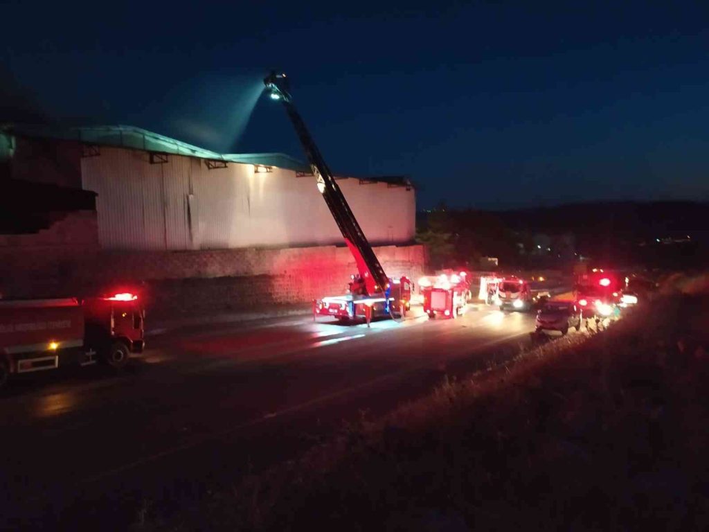 Gaziantep’teki fabrika yangını 4 saatte kontrol altına alındı