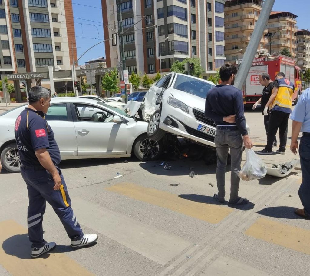 Kavşakta çarpışan otomobillerin sürücüleri yaralandı