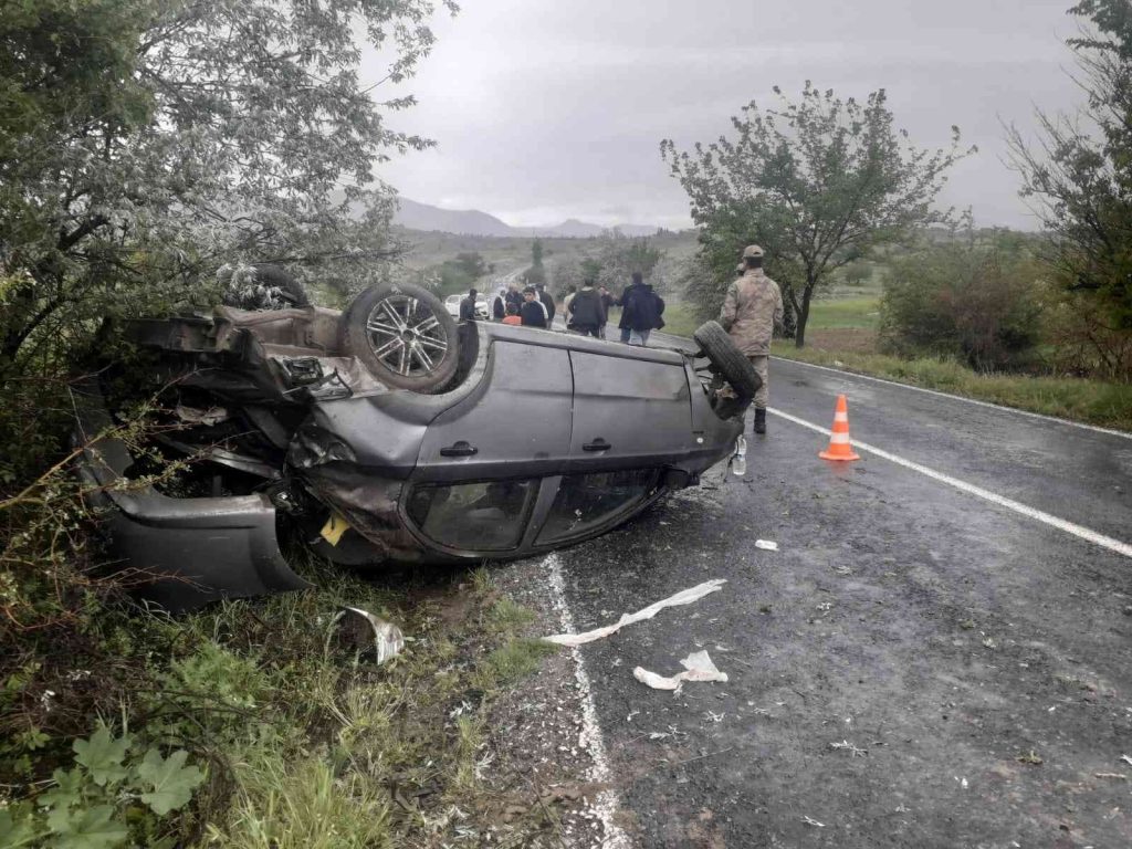Kayganlaşan yolda kontrolden çıkan otomobil takla attı: 4 yaralı