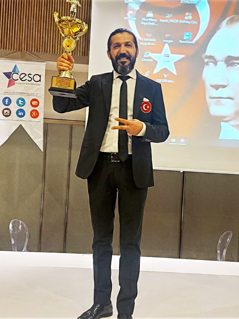 Malatyalı Kuaför Eroğlu’na başarı kupası