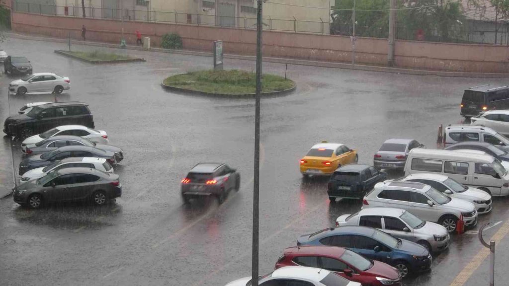 Meteoroloji sel baskını için uyardı: Diyarbakır’da sağanak etkili oldu