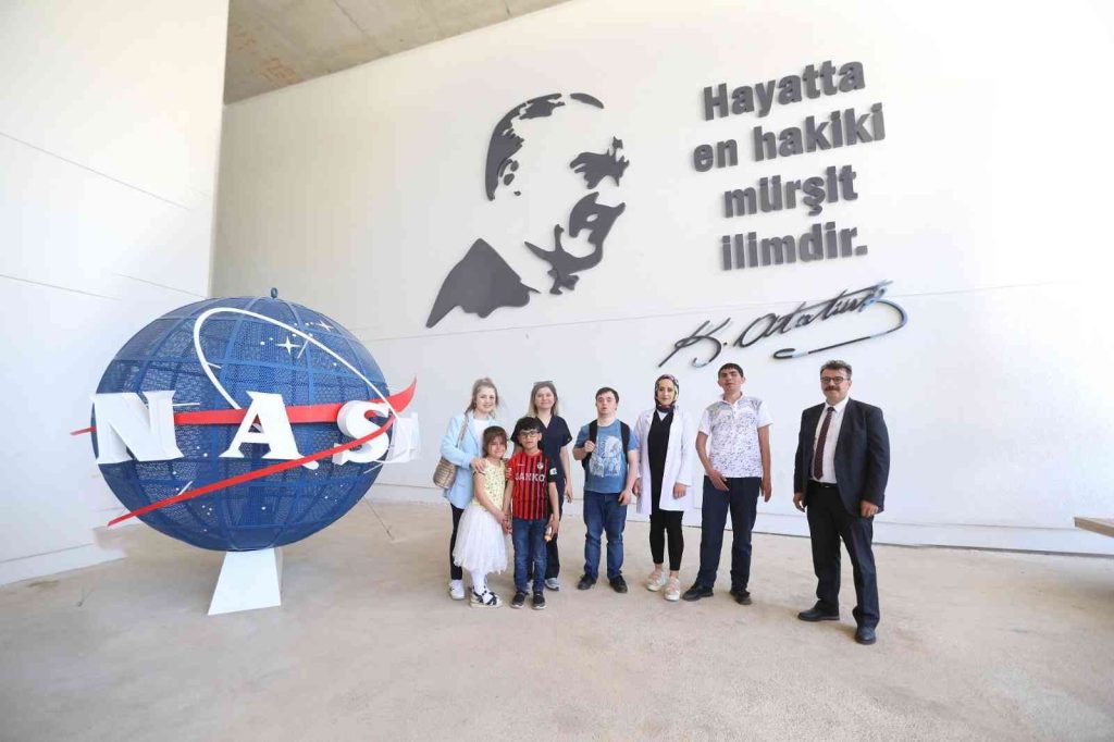 Öğrenciler Nasa sergisiyle uzaya yolculuğunu keşfetti