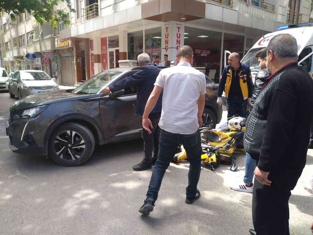 Otomobil ile motosiklet çarpıştı: 1 yaralı