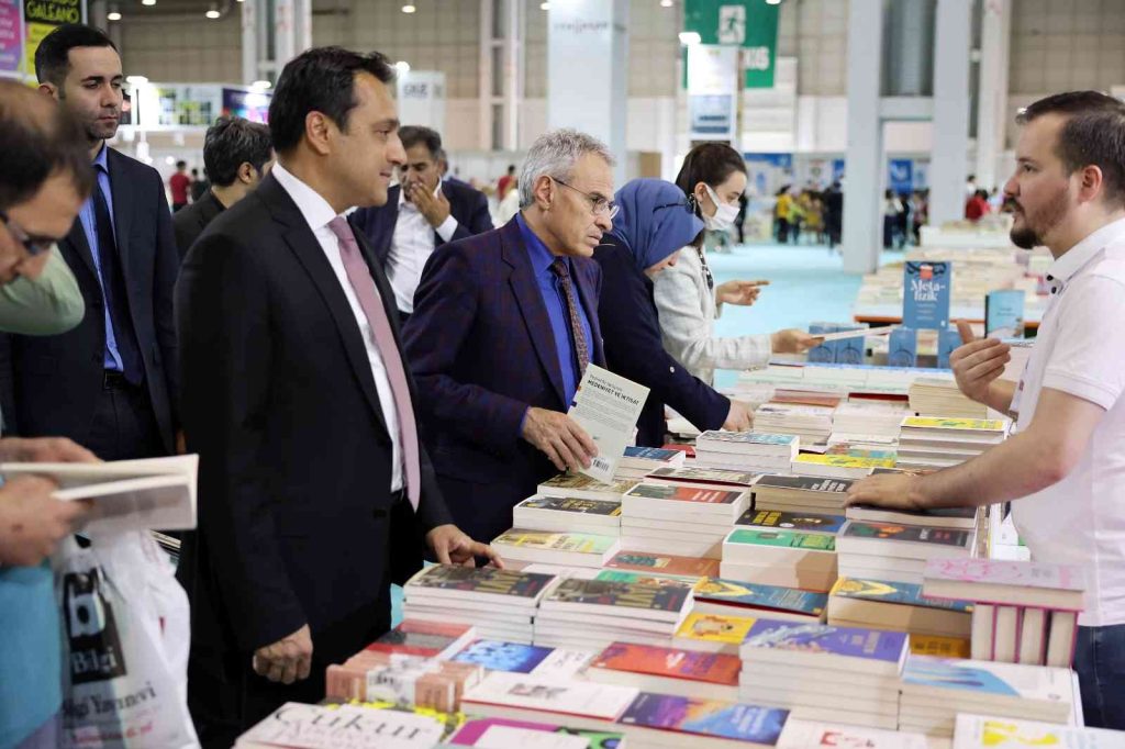 Rektör Özaydın kitap fuarında okurlarıyla buluştu
