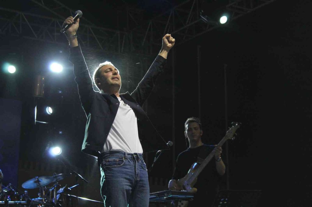 Sağlıkçılar pandeminin yorgunluğunu Oğuzhan Koç konseriyle attı