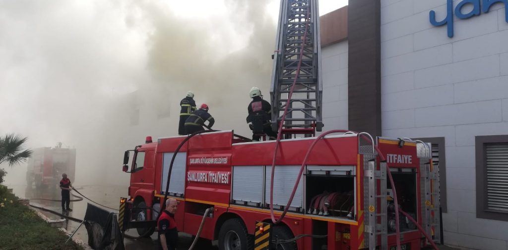 Şanlıurfa Organize Sanayi Bölgesindeki (OSB) bir iplik fabrikasında yangın çıktı. Bölgeye çok sayıda itfaiye ekibi sevk edildi.