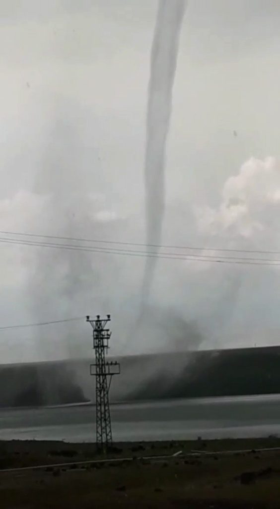 Şanlıurfa’da dev bir hortum oluştu