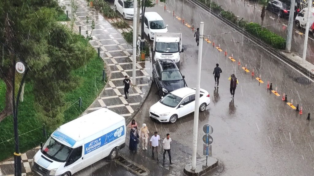 Şanlıurfa’da dolu ve yağmur hayatı felç etti