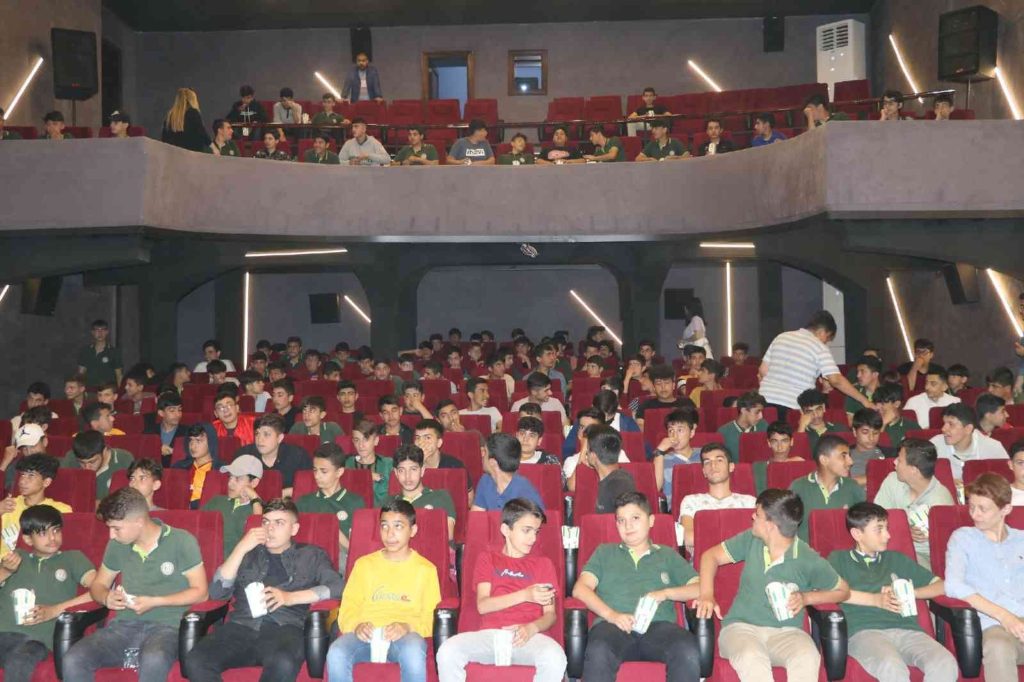 Şanlıurfa’da öğrencilerin sinema keyfi