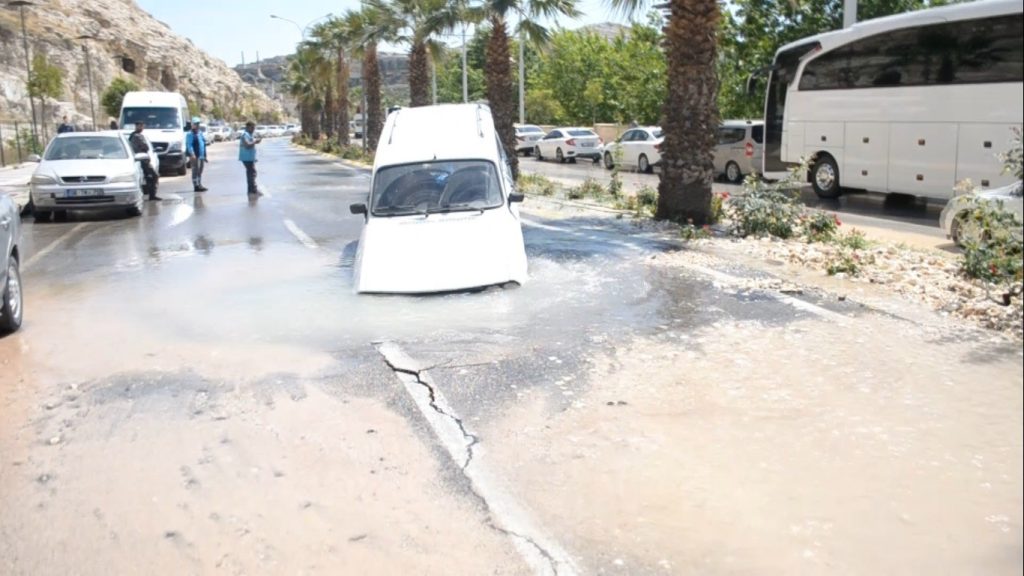 Şanlıurfa’da yol çöktü, otomobil çukura saplandı