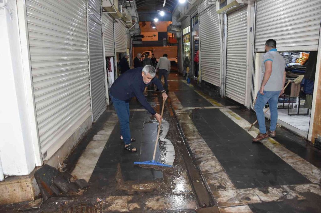 Siverek’te aniden bastıran yağmur sele neden oldu