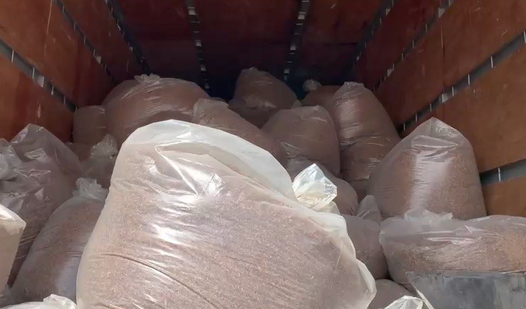 Tırda tonlarca kaçak tütün ele geçirildi