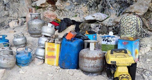 Tunceli’de 2 sığınak içerisinde çok sayıda yaşam malzemesi ele geçirildi