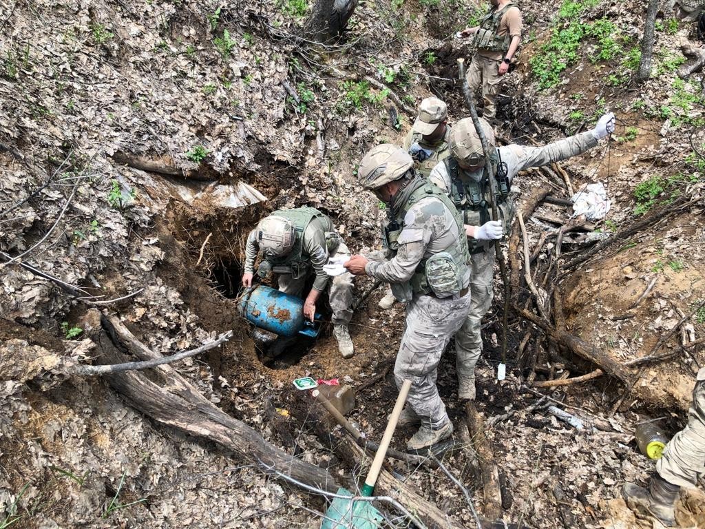 Tunceli’de 4 sığınak içerisinde mühimmat ve yaşam malzemeleri ele geçirildi