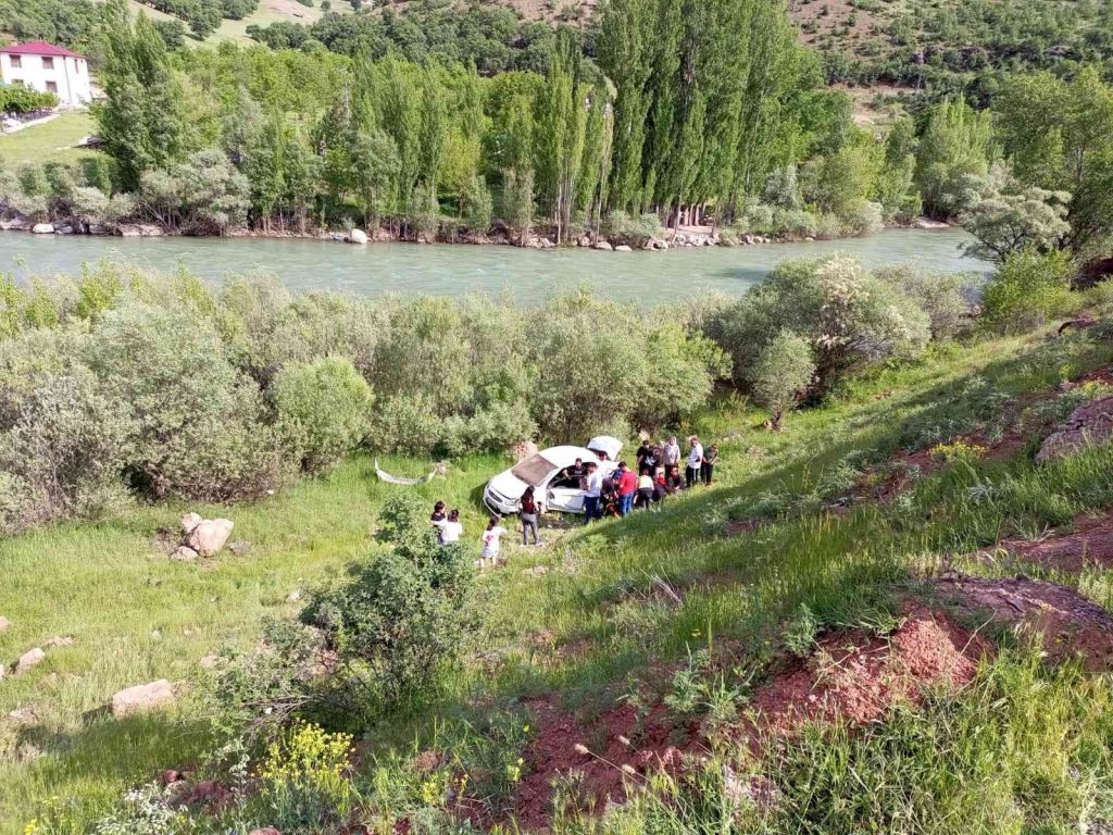 Tunceli’de otomobil şarampole yuvarlandı: 4 yaralı