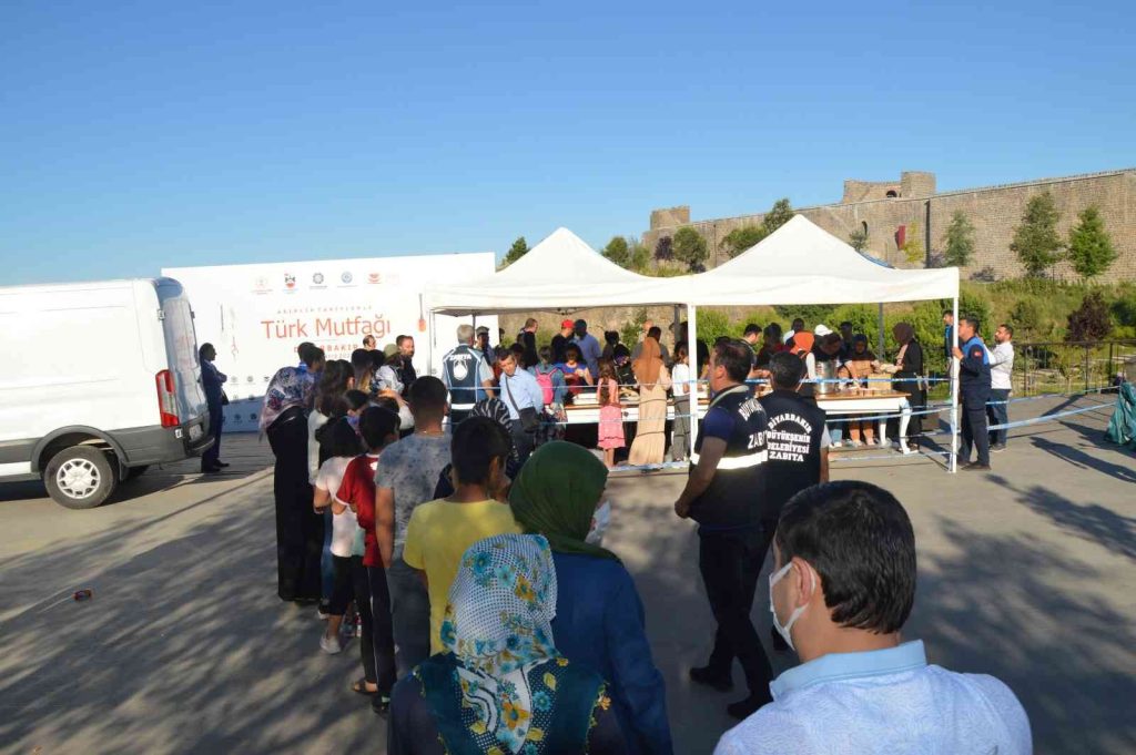 “Türk Mutfağı Haftası’nda vatandaşlara Diyarbakır lezzetleri ikram edildi
