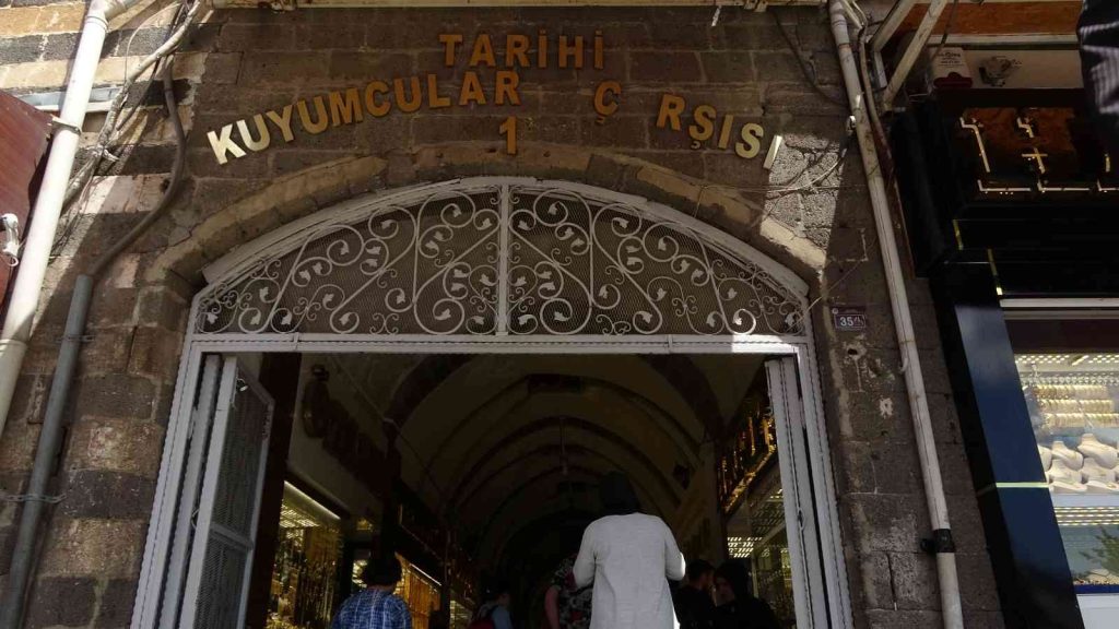 Türkiye’de bir ilk: Diyarbakır’da turist yoğunluğundan ‘nöbetçi kuyumcu’ sistemine geçildi