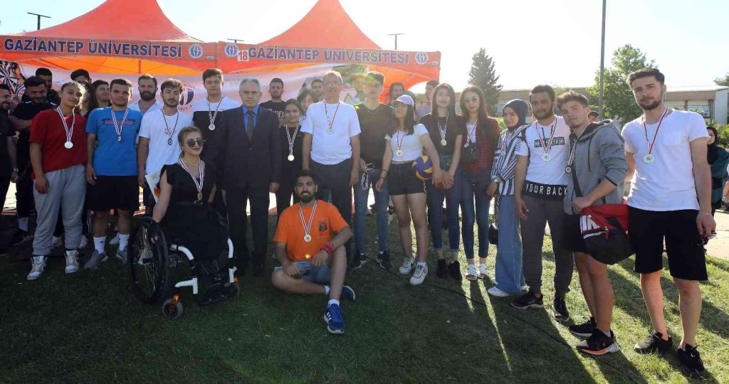 Uluslararası gençlik festivalinde dereceye giren sporculara ödül