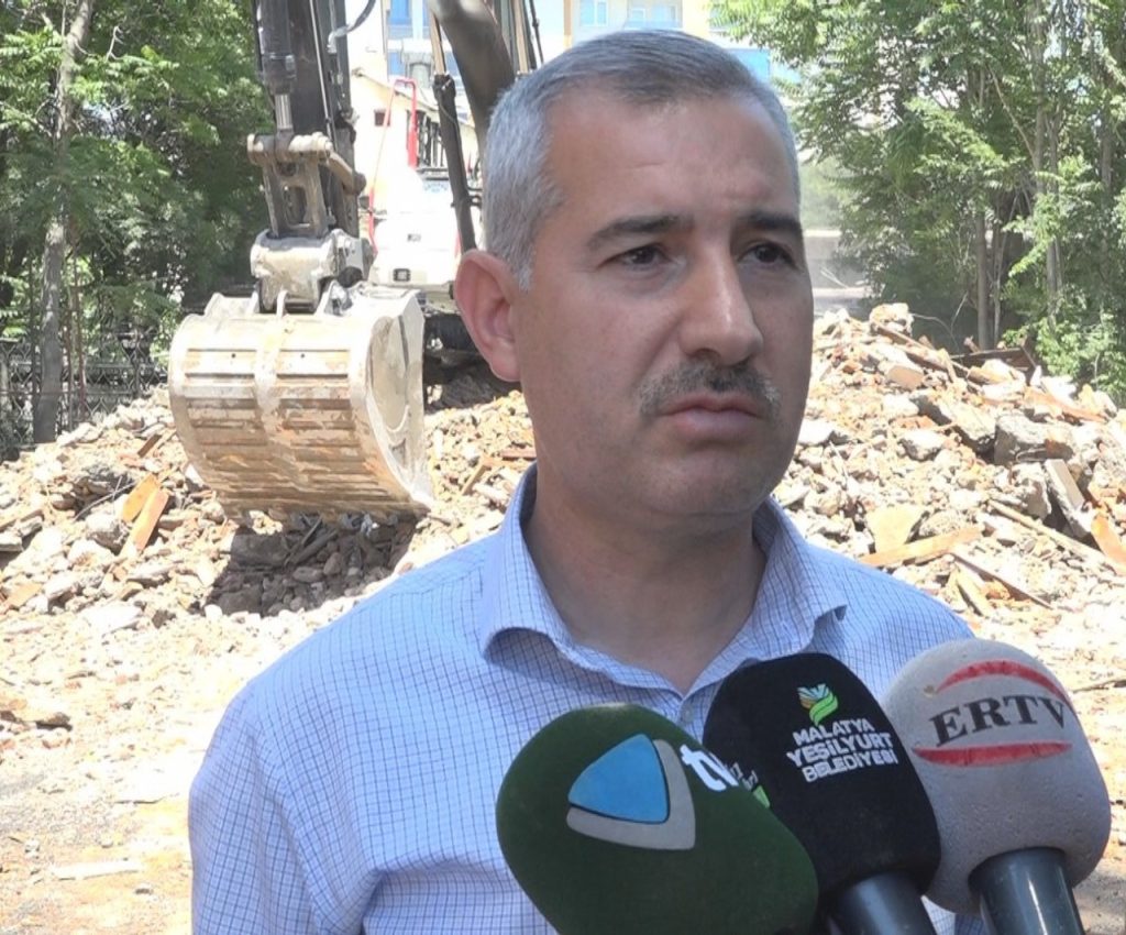 Yeşilyurt’ta yeni sağlık merkezi için eski binaların yıkımına hız verildi