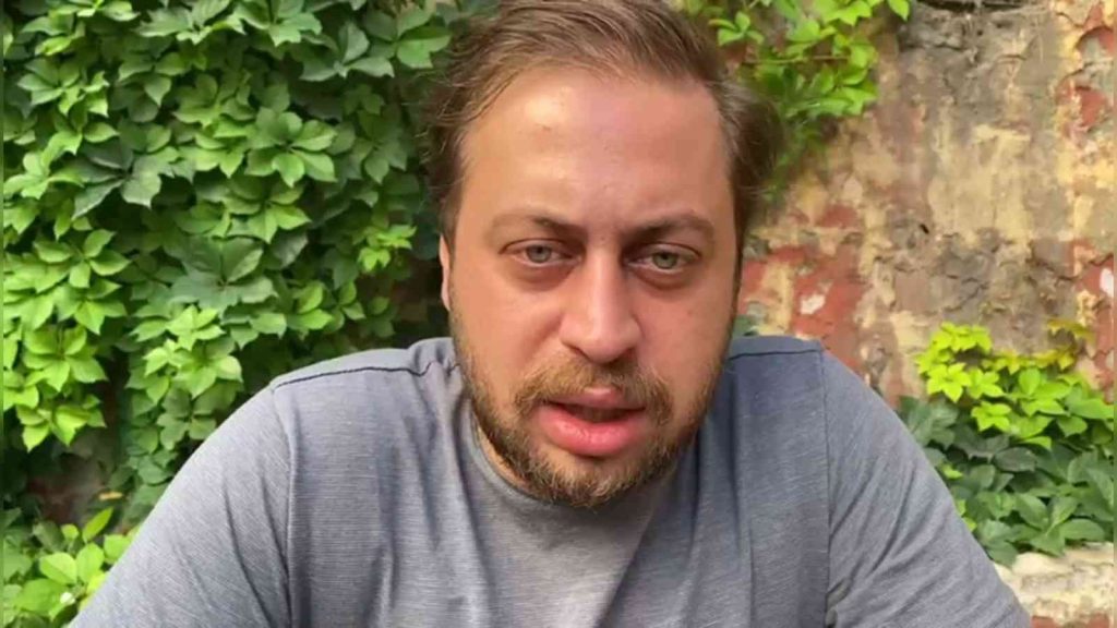 Acil doktorunu koridor boyunca darp ettiler