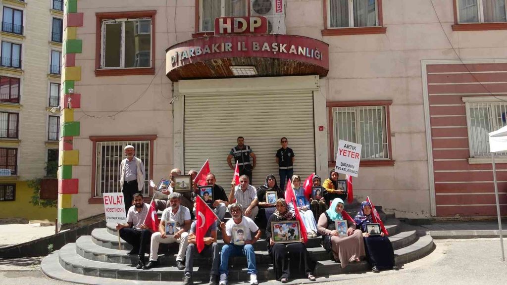 Ailelerin evlat nöbeti bin 32’nci gününde