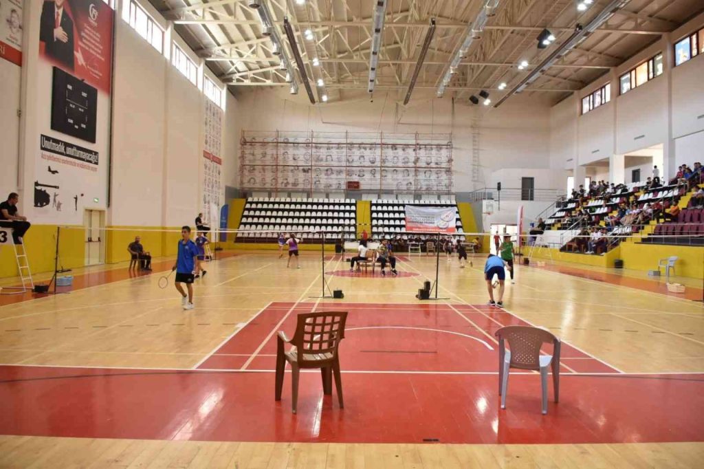 Analig badminton çeyrek finalleri Elazığ’da başladı