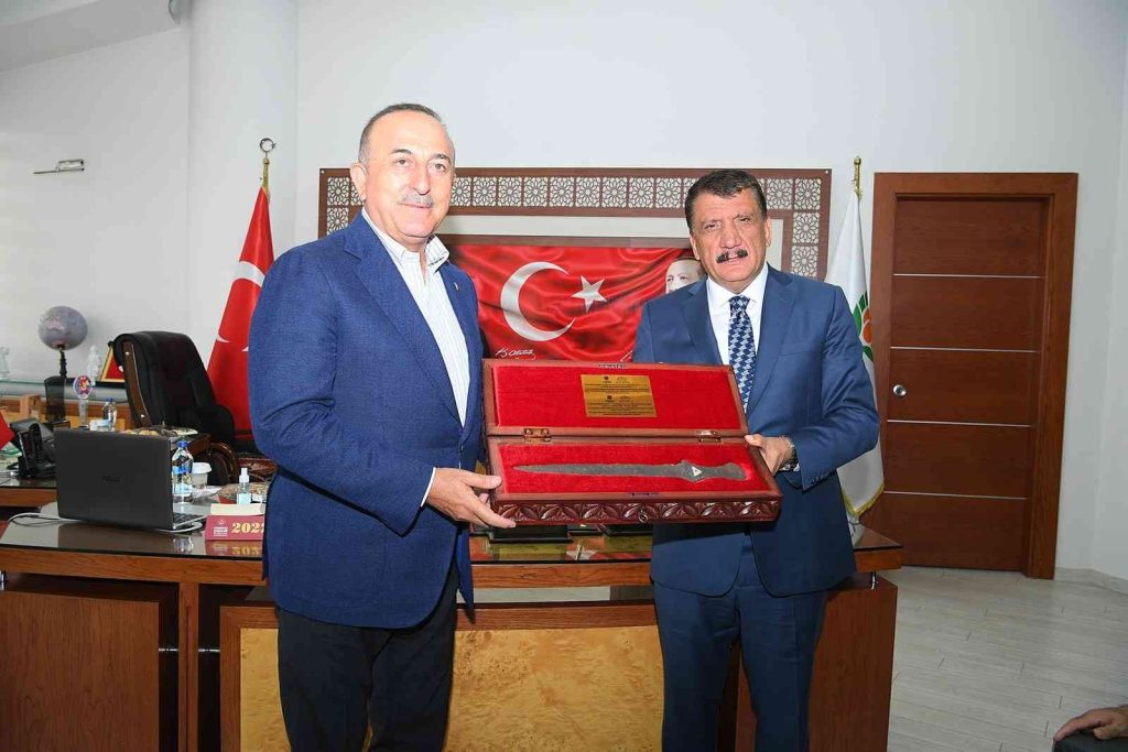 Bakan Çavuşoğlu’ndan valilik ve belediye ziyareti