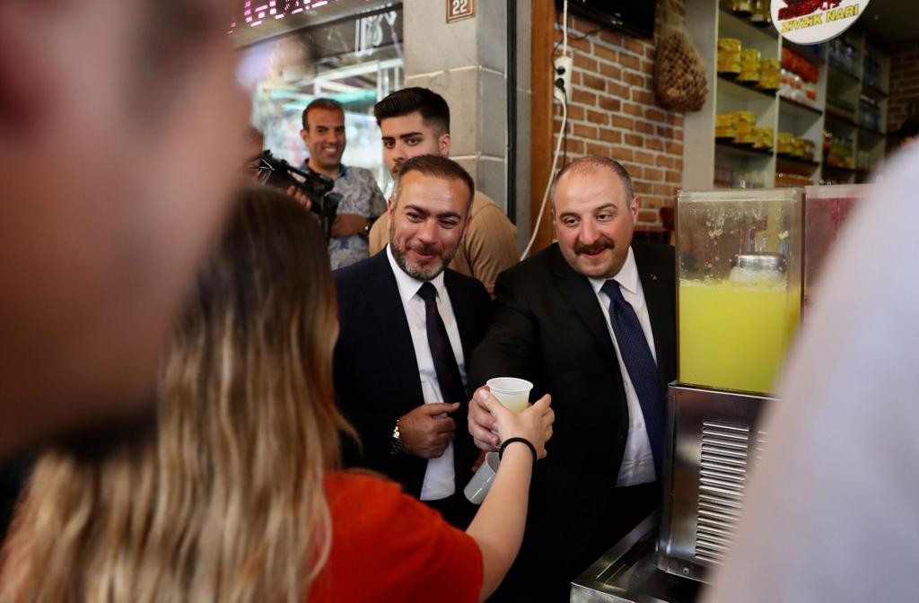 Bakan Varank Diyarbakırlılara meyan şerbeti ve limonata ısmarladı
