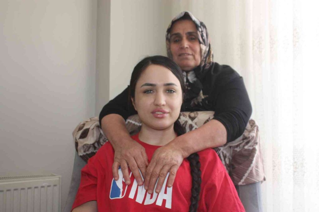 Başından vurularak ölümden dönen Mutlu Kaya, avukat olma ve sahnelere dönme hayaliyle yaşıyor