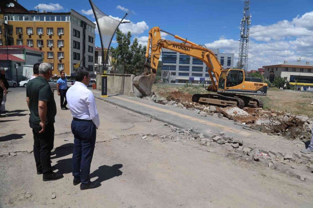 Bingöl’de yol genişletme çalışmaları sürüyor