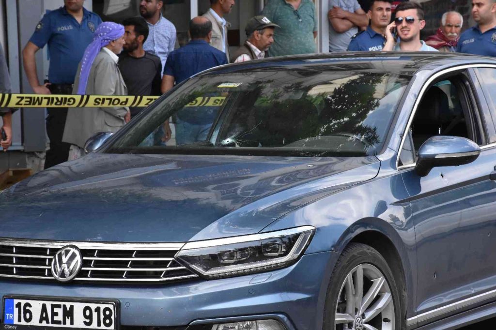 Çarşının ortasında otomobile silahlı saldırı