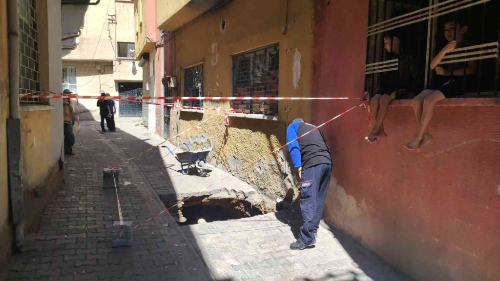 Çöken yolda Roma Dönemi’ne ait tünel ortaya çıktı