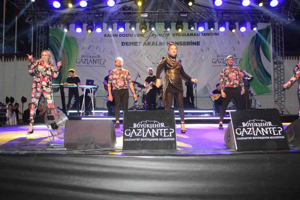 Demet Akalın Gazianteplileri coşturdu