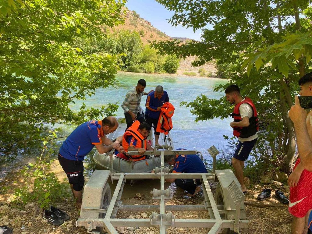 Dicle Nehri’nin suyu yükseldi, mahsur piknikçiler AFAD ekipleri tarafından kurtarıldı