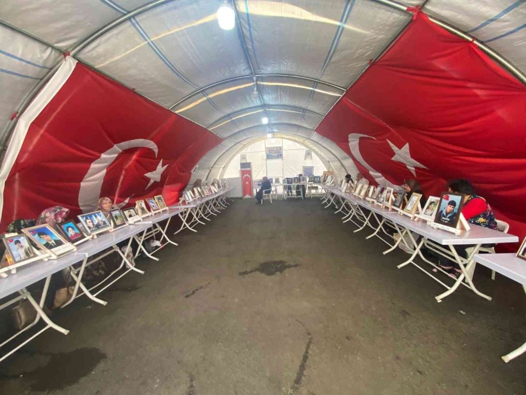 Diyarbakır’da aileler bin 9 gündür evlatlarını yolunu gözlüyor