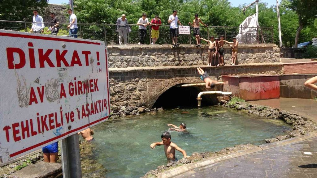 Diyarbakır’da karne alan çocuklar soluğu süs havuzunda aldı