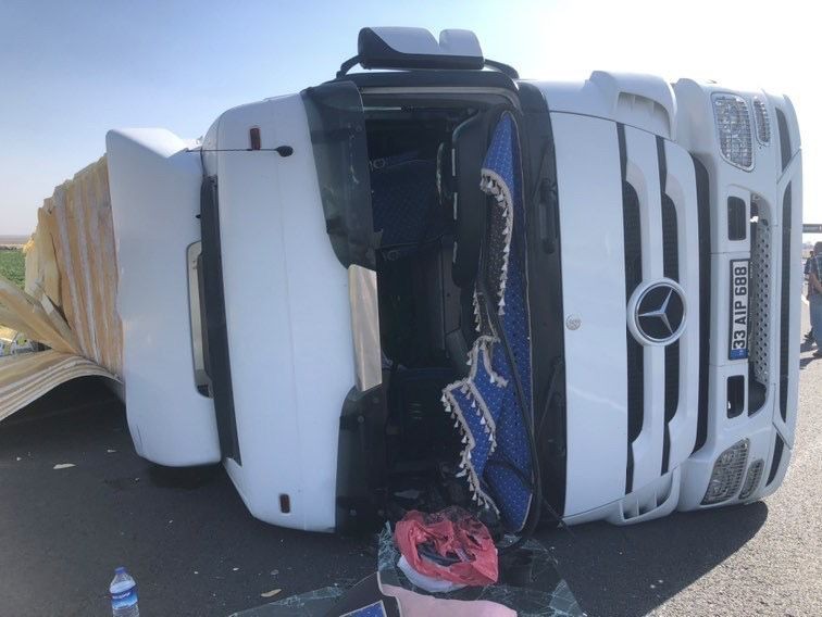 Diyarbakır’da kontrolden çıkan tır devrildi: 1 yaralı