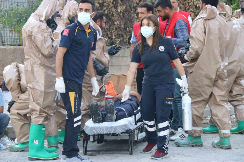Diyarbakır’da kozmetik fabrikasında çıkan yangın yaklaşık 4 saattir devam ediyor