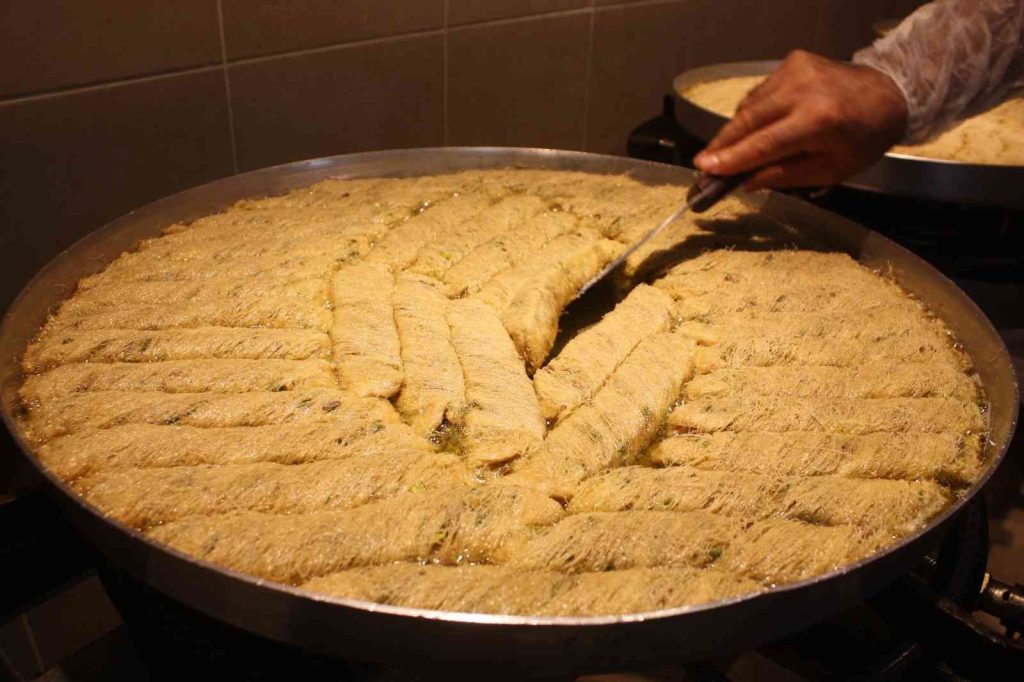 Diyarbakır’da tatlıcılar siparişleri yetiştirmek için üç vardiyaya geçti