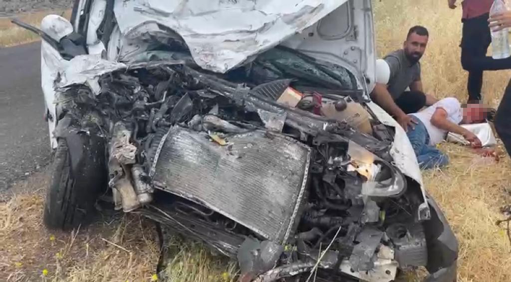 Diyarbakır’da tır ile otomobil çarpıştı: 1 yaralı