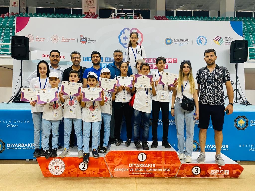 Diyarbakırlı öğrencilerden Türkiye Okullar Arası Zeka Oyunları Şampiyonası’nda büyük başarı