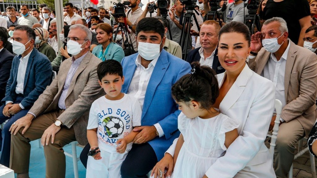Ebru Yaşar Gülsever Ortaokulu’nda ilk karne sevinci