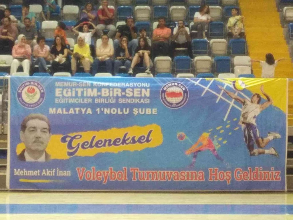 Eğitimciler topa şampiyonluk için vurdu