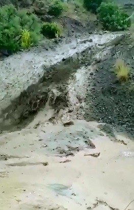 Elazığ’da dere taştı, köy yolu çöktü