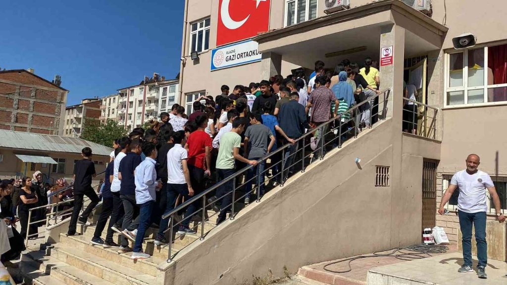 Elazığ’da LGS heyecanı başladı, öğrenciler içeride aileler dışarıda ter döktü
