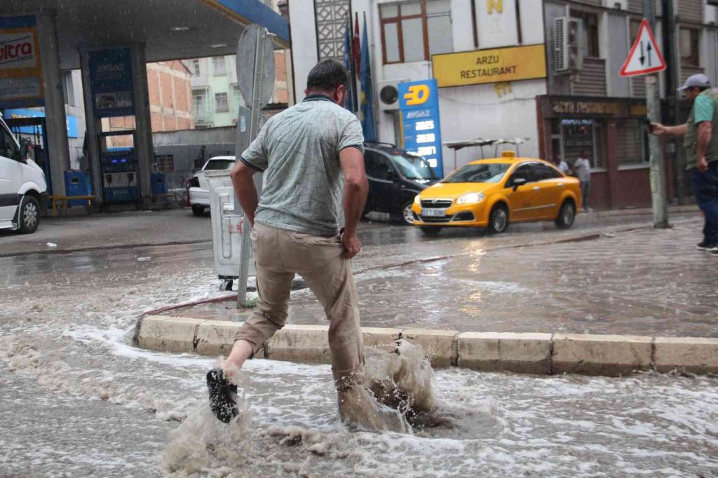 Elazığ’da sağanak yağış etkili oldu, yollar nehre döndü