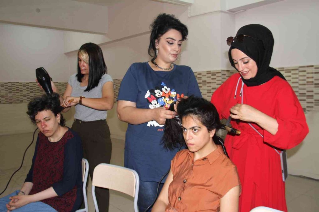 Elazığ’da usta kuaförler, özel çocukların bakımlarını yaptı