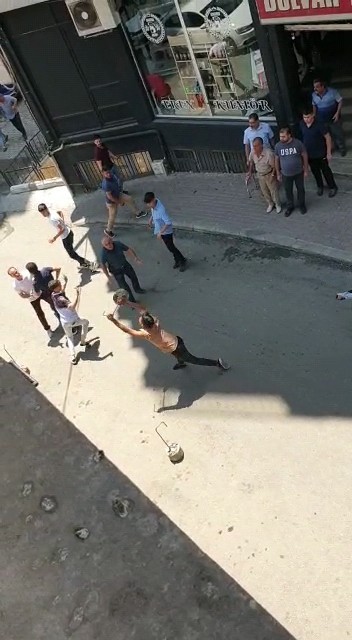 Ellerine ne geçtiyse birbirlerine fırlattılar