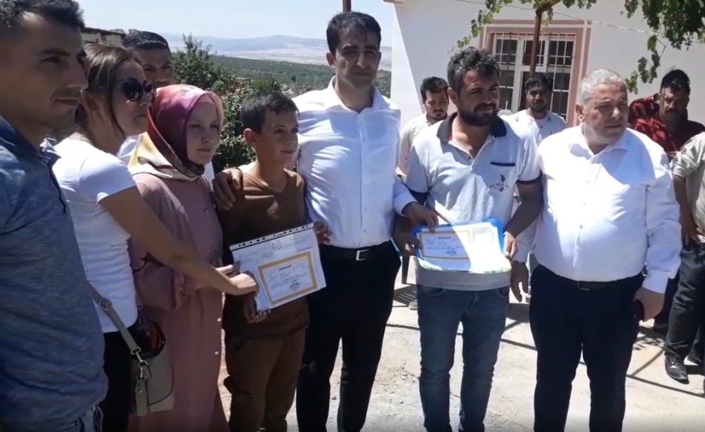 Enkaz altında ölen çocuklarının yerine karnelerini aldılar