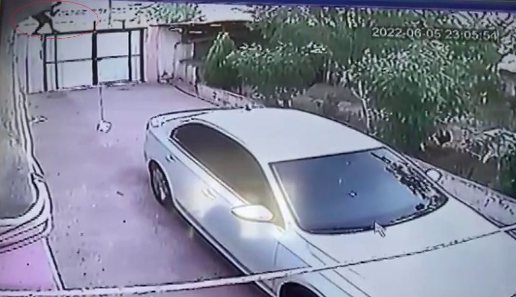 Ev ahalisi uykuda, hırsız iş başında